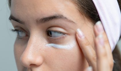 Femeie aplicand crema pentru ochi